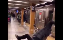 Nie opluwa się wielkiego faceta w metrze, nawet jeśli jest za drzwiami wagonu...