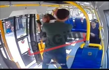 Brutalny atak w tramwaju w Stambule. Uderzył kobietę w twarz i uciekł