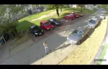Blondwłosa dziewoja wyjeżdżająca z parkingu