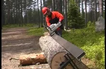 Cięcie drewna na deski w lesie.