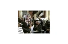 Muzulmanie pala amerykanska flage przy biernej angielskiej policji