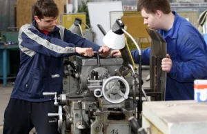 Nie idź na studia, zostań hydraulikiem. Medialny mit czy rzeczywistość? |