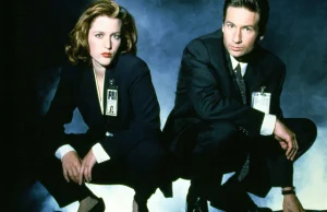 Mulder i Scully powracają, by rozwiązać kolejną mroczną zagadkę.