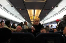 Klaskanie po lądowaniu, bójki i pijani pasażerowie – steward opowiada o...