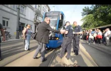 Imigrant paraliżuje ruch tramwajowy w Krakowie