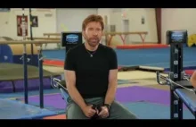 Chuck Norris i jego syn w reklamie siłowni.