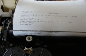 Polak pisze SMSy na maszynie do pisania
