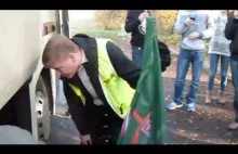 Konfiskata sztandarów, banerow i flag MW przez Policje.