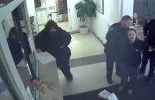 zdenerwowana kobieta zaczyna rzucać mięsem w Policjantów na posterunku