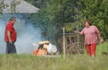 Bredzisław pali śmieci w lesie