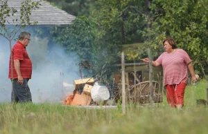 Bredzisław pali śmieci w lesie