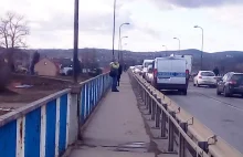 Nowy Sącz: Kobieta skoczyła z Mostu Heleńskiego! [ZDJĘCIA, RELACJA]