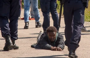 Policjant skazany na 6 miesięcy więzienia za spoliczkowanie migranta w Calais.