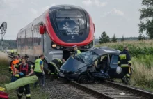 Tragiczny wypadek na przejeździe kolejowym. Pociąg ciągnął auto przez 200 metrów