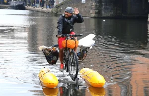 Sam skonstruował rower, którym pływa po londyńskiej Tamizie i zbiera śmieci.