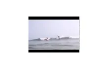 Rekin skacze nad surferem