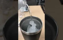 Zamrażanie wody podczas nalewania