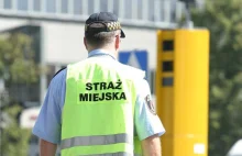 Pensje strażników miejskich. W Warszawie dostają 4,2 tys. zł na rękę