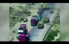 Czołg przejeżdża po samochodzie terrorystów