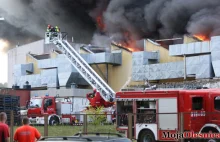 Wielki pożar zakładu w Chełstówku. Strażakom pomagają samoloty