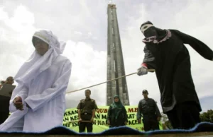 Szariat w Indonezji! 60-letnia chrześcijanka wychłostana za sprzedaż...