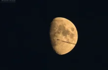 Tranzyt samolotu na tle Księżyca