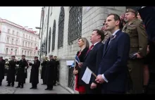 Estoński premier Jüri Ratas wraz z członkami rządu śpiewa polski hymn w Tallinie