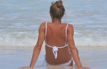 Fronda: Czy Najświętsza Maria Panna ubrałaby bikini na plażę?