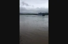 Kamazy w pełnym zanurzeniu pokonują rzekę