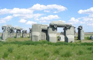 Stonehenge z zezłomowanych samochodów - gdy recykling napotyka sztukę