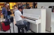 Amazing pianist plays at Paris Airport