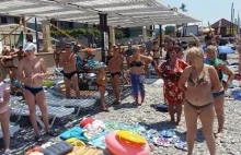 Kretynizm na rosyjskich plażach. W samo południe hymn na cały regulator.