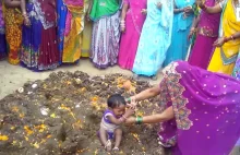 "Chrzest" w Indiach: Rodzice maczają dzieci w krowim łajnie