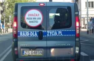 Ktoś zaprojektował, ktoś wydrukował, ktoś nakleił, nikt nie zauważył...