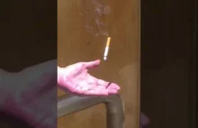 Lewitujący kubek i papieros w ręce