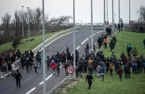 Autokar pełen brytyjskich dzieci w wieku szkolnym zaatakowany przez uchodźców