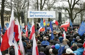 Lider kapeli grającej na wiecach KOD oskarżony o handel kobietami.