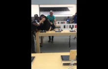 Ochroniarz robi porządek w sklepie Apple