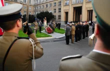 Błaszczak zabronił podwładnym składać kwiatów pod pomnikiem Kozłowskiego