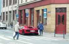 Zaparkował przy przejściu dla pieszych lamborghini warte 1,2 mln złotych...