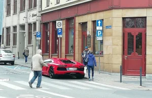 Zaparkował przy przejściu dla pieszych lamborghini warte 1,2 mln złotych...