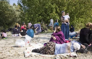 Setki uchodźców koczują na granicy z Polską. Codziennie próbują ją przekroczyć