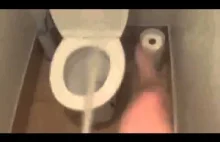 Jak kobiety wyobrażają sobie wizytę faceta w toalecie