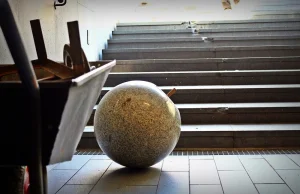 Ktoś wrzucił granitową kulę do Przejścia Świdnickiego we Wrocławiu