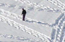 Wygląda jak szalony mężczyzna chodzący wkoło po śniegu...