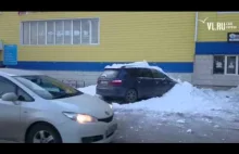 Nieszczęśliwe parkowanie pod budynkiem...