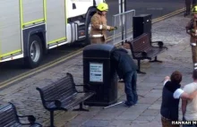 Strażacy uratowali człowieka, który wsadził głowę do kosza na śmieci