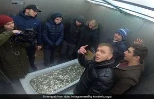 Klient w Moskwie zakupił iPhone XS płacąc wanną pełną monet.