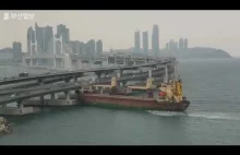Duży statek towarowy zderza się z mostem.