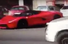 Warty ponad 1.4M eruo Ferrari LaFerrari rozbija się o nic nie warte samochody